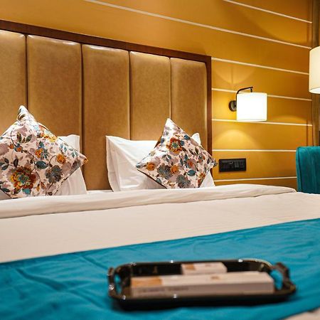 Hotel El Magnifico Surat Ngoại thất bức ảnh