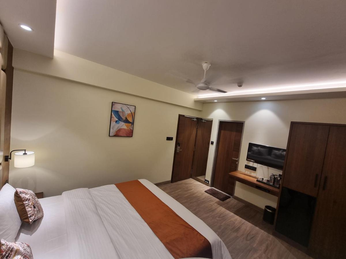 Hotel El Magnifico Surat Ngoại thất bức ảnh