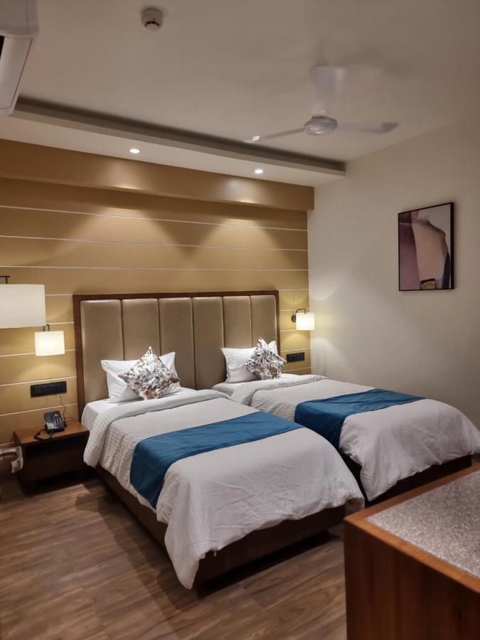 Hotel El Magnifico Surat Ngoại thất bức ảnh