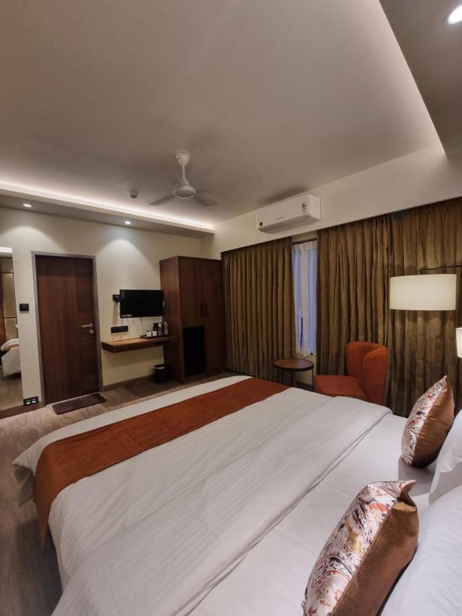 Hotel El Magnifico Surat Ngoại thất bức ảnh