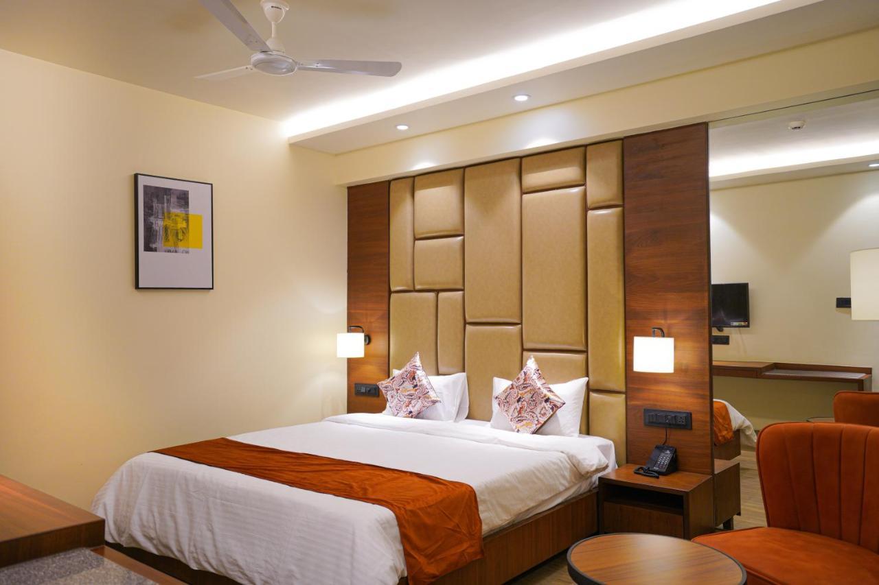 Hotel El Magnifico Surat Ngoại thất bức ảnh