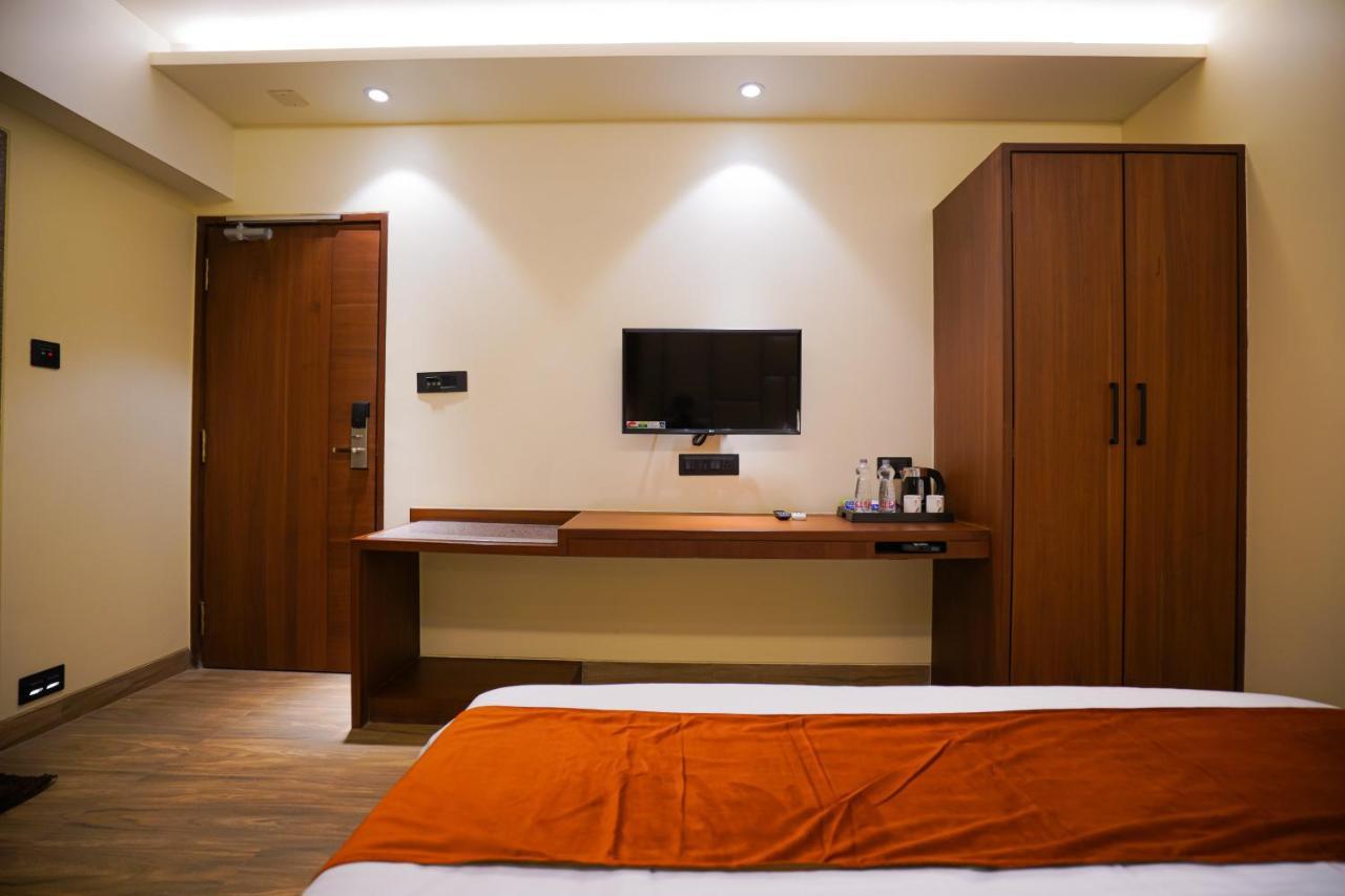 Hotel El Magnifico Surat Ngoại thất bức ảnh
