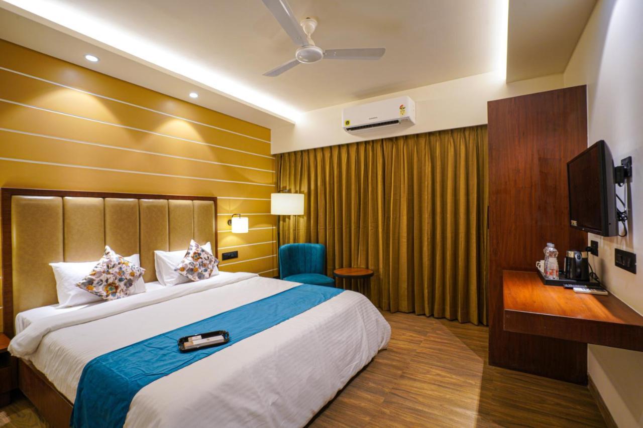 Hotel El Magnifico Surat Ngoại thất bức ảnh