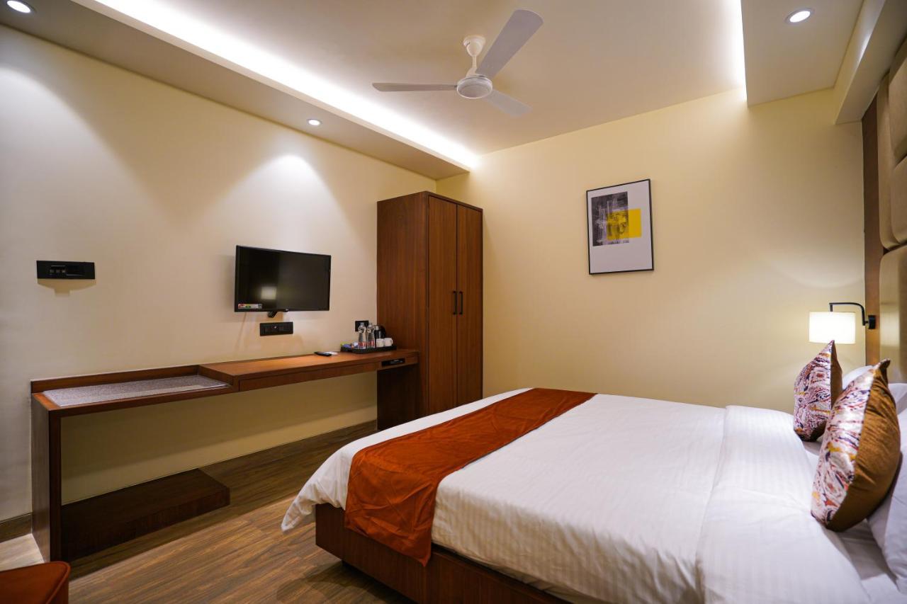 Hotel El Magnifico Surat Ngoại thất bức ảnh